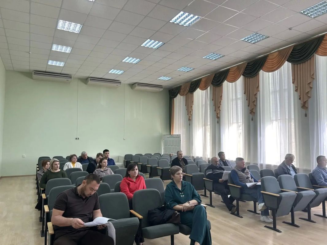 По поручению Председателя Народного Хурала Республики Калмыкия Артема Михайлова депутаты регионального парламента Яков Герман и Елена Лотник приняли участие в очередной, 14-й сессии Собрания депутатов Яшалтинского районного... По поручению Председателя Народного Хурала Республики Калмыкия Артема Михайлова депутаты регионального парламента Яков Герман и Елена Лотник приняли участие в очередной, 14-й сессии Собрания депутатов Яшалтинского районного...