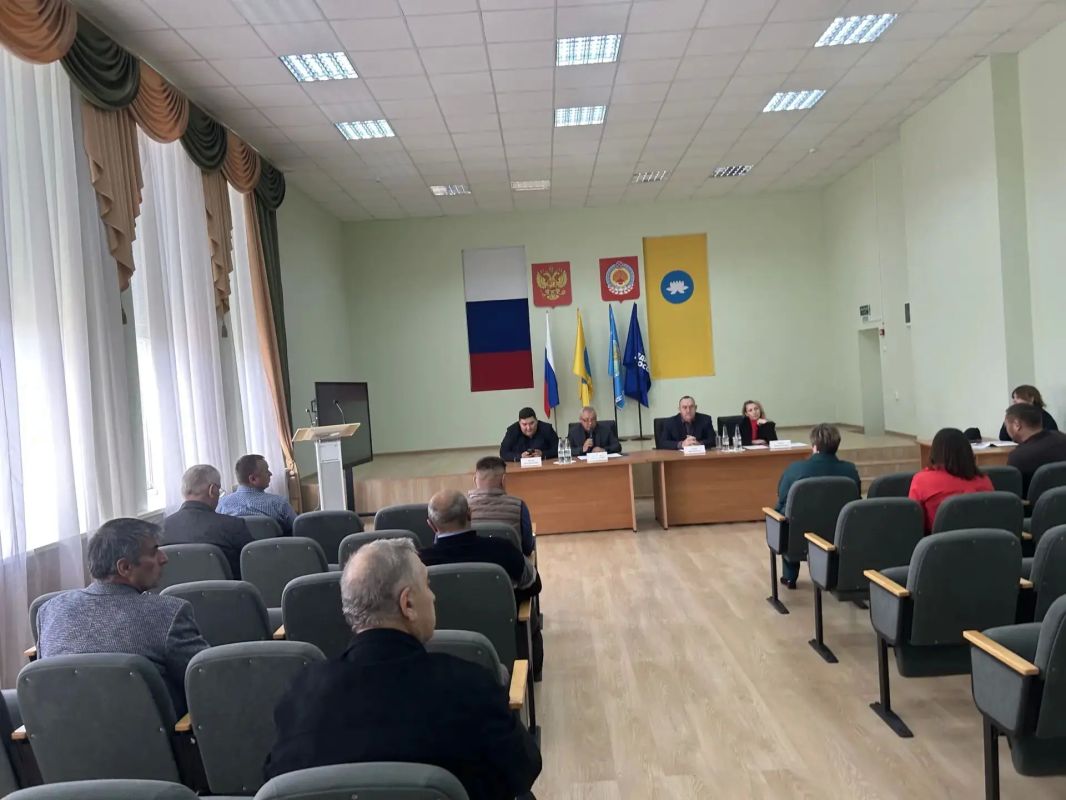 По поручению Председателя Народного Хурала Республики Калмыкия Артема Михайлова депутаты регионального парламента Яков Герман и Елена Лотник приняли участие в очередной, 14-й сессии Собрания депутатов Яшалтинского районного... По поручению Председателя Народного Хурала Республики Калмыкия Артема Михайлова депутаты регионального парламента Яков Герман и Елена Лотник приняли участие в очередной, 14-й сессии Собрания депутатов Яшалтинского районного...